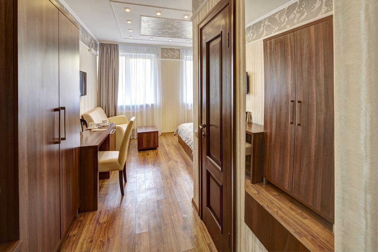 Отель Three Crowns Hotel Львов