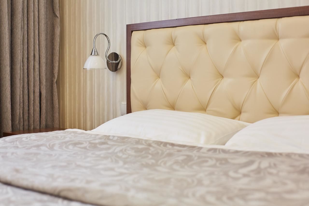 Отель Three Crowns Hotel Львов