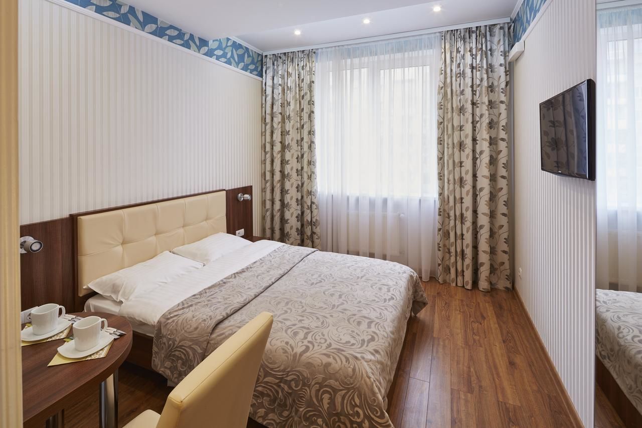 Отель Three Crowns Hotel Львов