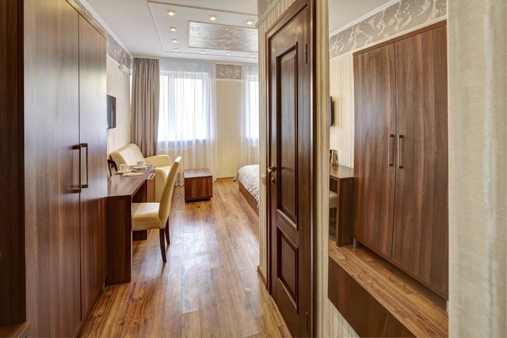Отель Three Crowns Hotel Львов